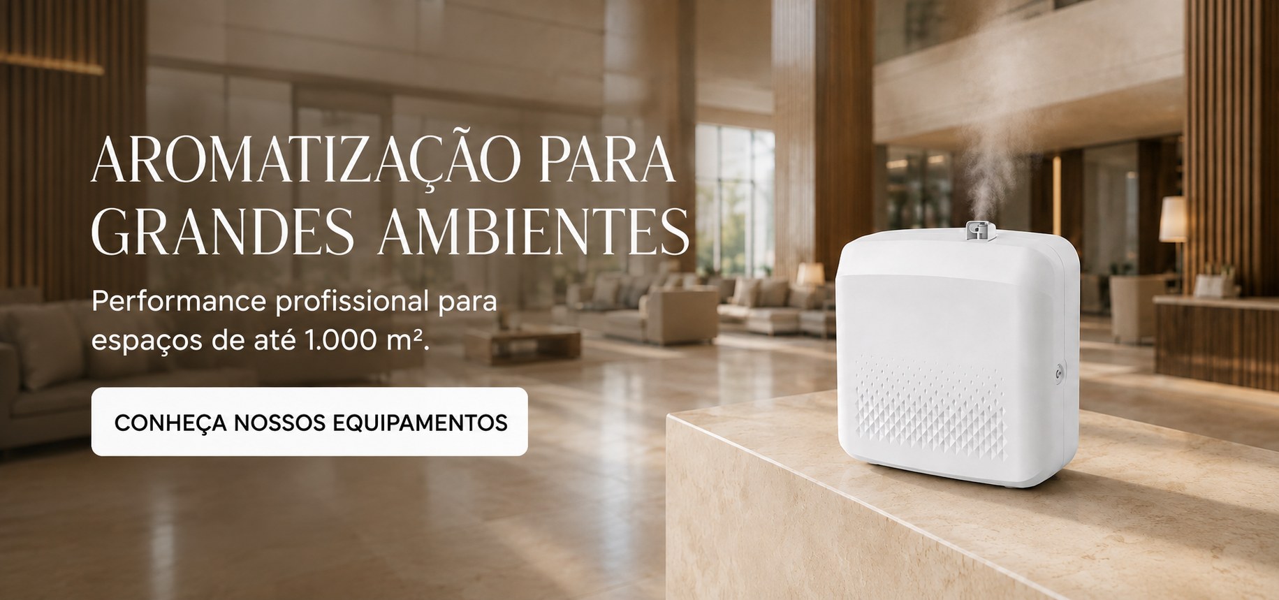 Máquina de aromatização Mist Max soltando névoa no lobby de um hotel. Aromatização para grandes ambientes, para espaços de até 1.000 m².